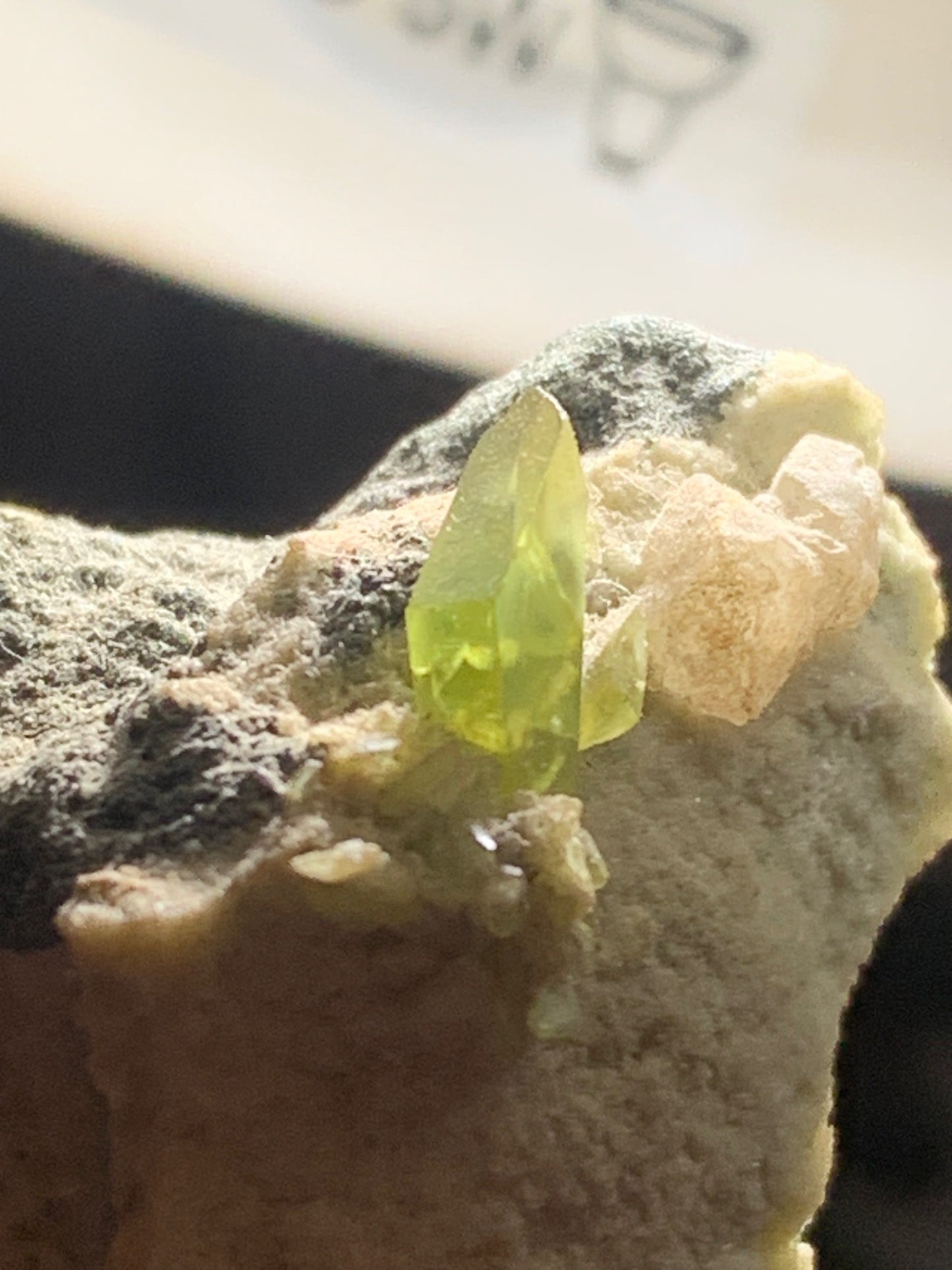 Sphène aussi appelé Titanite, spécimen brut de 37 x 28 x 24 mm - 28,6 gr.
