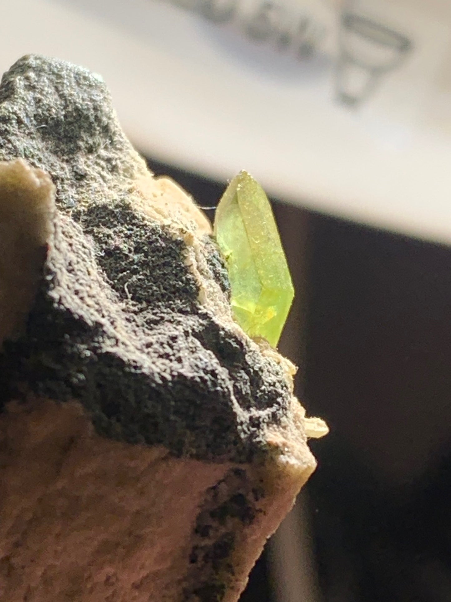 Sphène aussi appelé Titanite, spécimen brut de 37 x 28 x 24 mm - 28,6 gr.