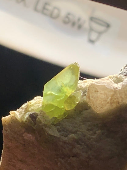 Sphène aussi appelé Titanite, spécimen brut de 37 x 28 x 24 mm - 28,6 gr.
