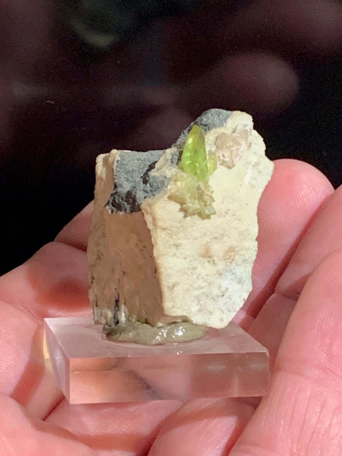 Sphène aussi appelé Titanite, spécimen brut de 37 x 28 x 24 mm - 28,6 gr.