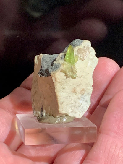 Sphène aussi appelé Titanite, spécimen brut de 37 x 28 x 24 mm - 28,6 gr.