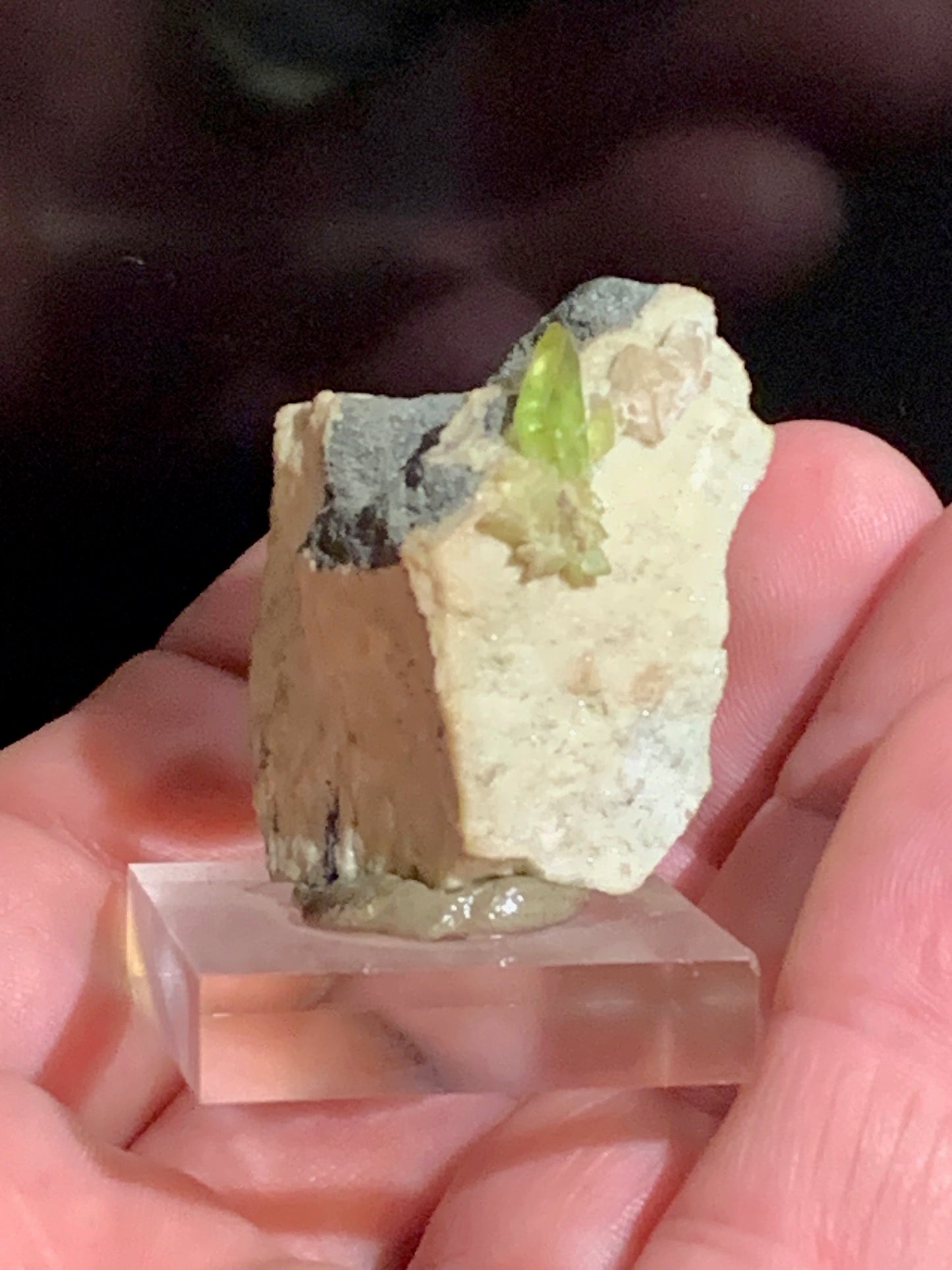Sphène aussi appelé Titanite, spécimen brut de 37 x 28 x 24 mm - 28,6 gr.