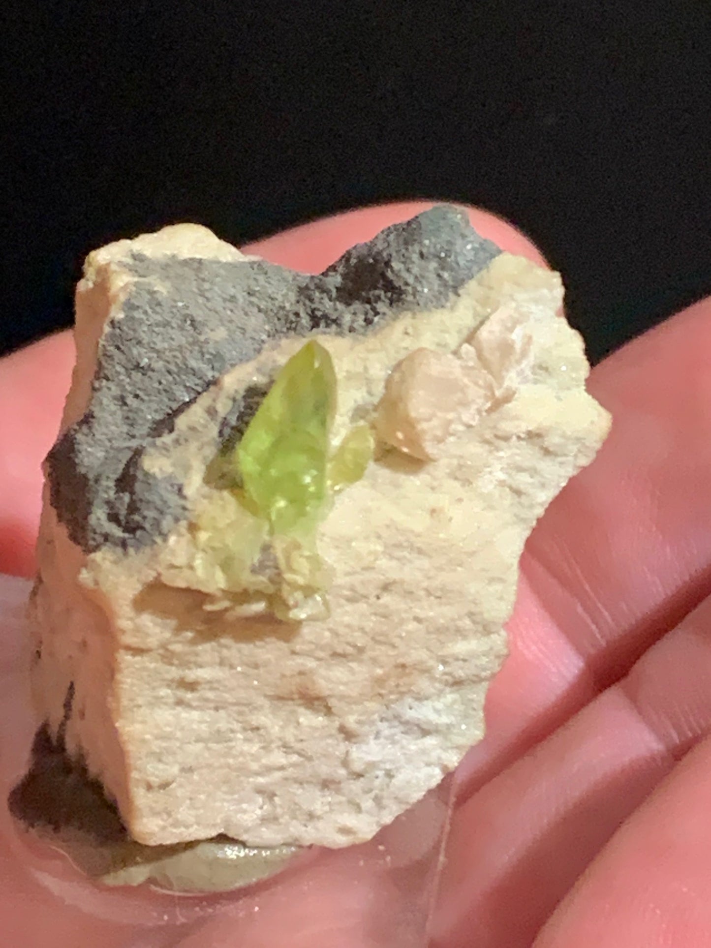 Sphène aussi appelé Titanite, spécimen brut de 37 x 28 x 24 mm - 28,6 gr.