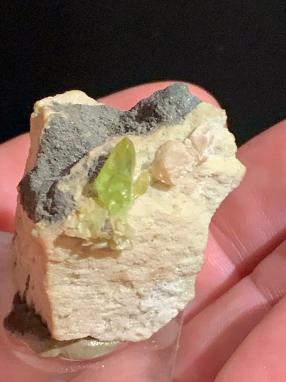Sphène aussi appelé Titanite, spécimen brut de 37 x 28 x 24 mm - 28,6 gr.