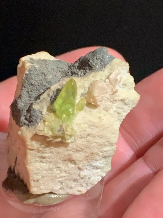 Sphène aussi appelé Titanite, spécimen brut de 37 x 28 x 24 mm - 28,6 gr.