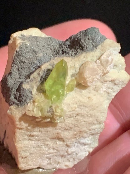 Sphène aussi appelé Titanite, spécimen brut de 37 x 28 x 24 mm - 28,6 gr.