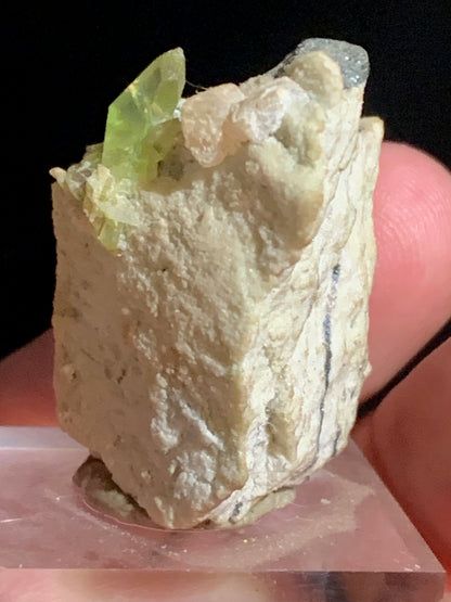 Sphène aussi appelé Titanite, spécimen brut de 37 x 28 x 24 mm - 28,6 gr.