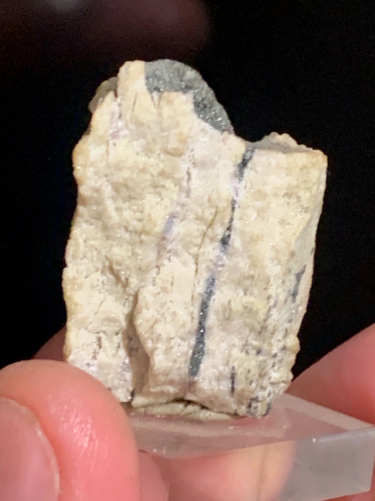 Sphène aussi appelé Titanite, spécimen brut de 37 x 28 x 24 mm - 28,6 gr.