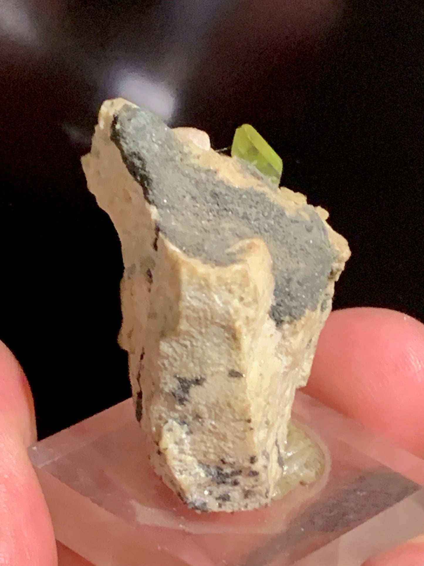 Sphène aussi appelé Titanite, spécimen brut de 37 x 28 x 24 mm - 28,6 gr.