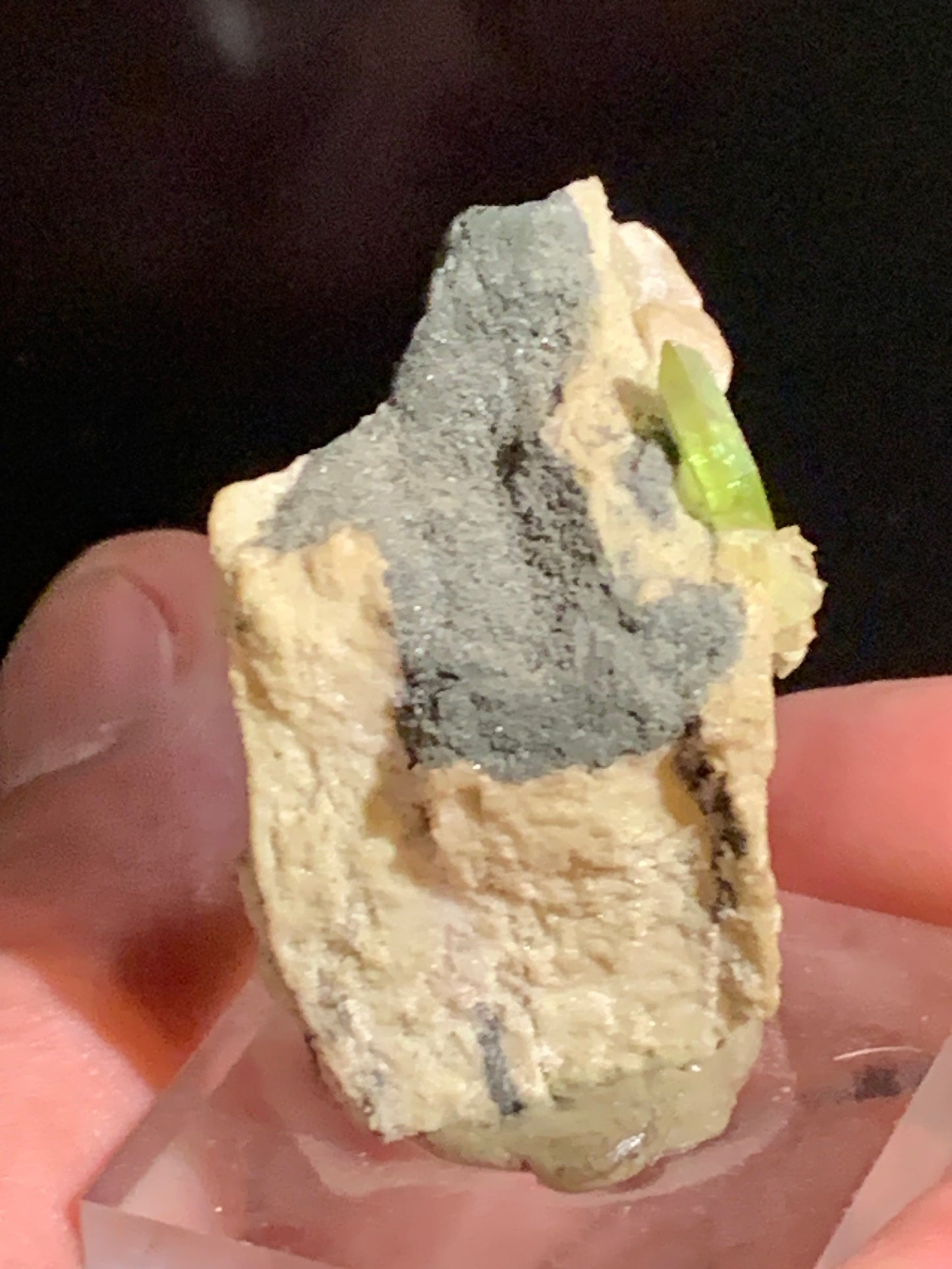 Sphène aussi appelé Titanite, spécimen brut de 37 x 28 x 24 mm - 28,6 gr.