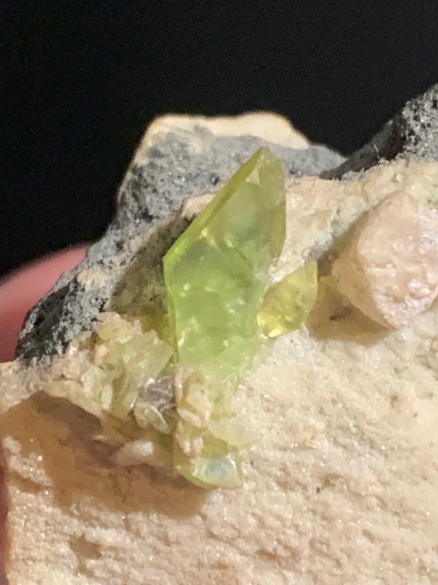 Sphène aussi appelé Titanite, spécimen brut de 37 x 28 x 24 mm - 28,6 gr.