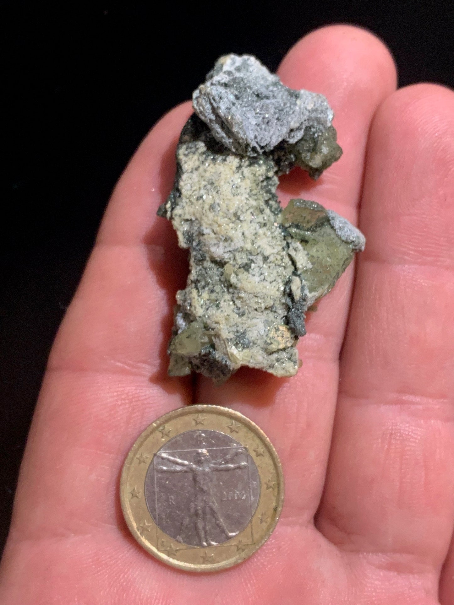 Sphène aussi appelé Titanite, spécimen brut de 47 x 28 x 17 mm - 14,9 gr.