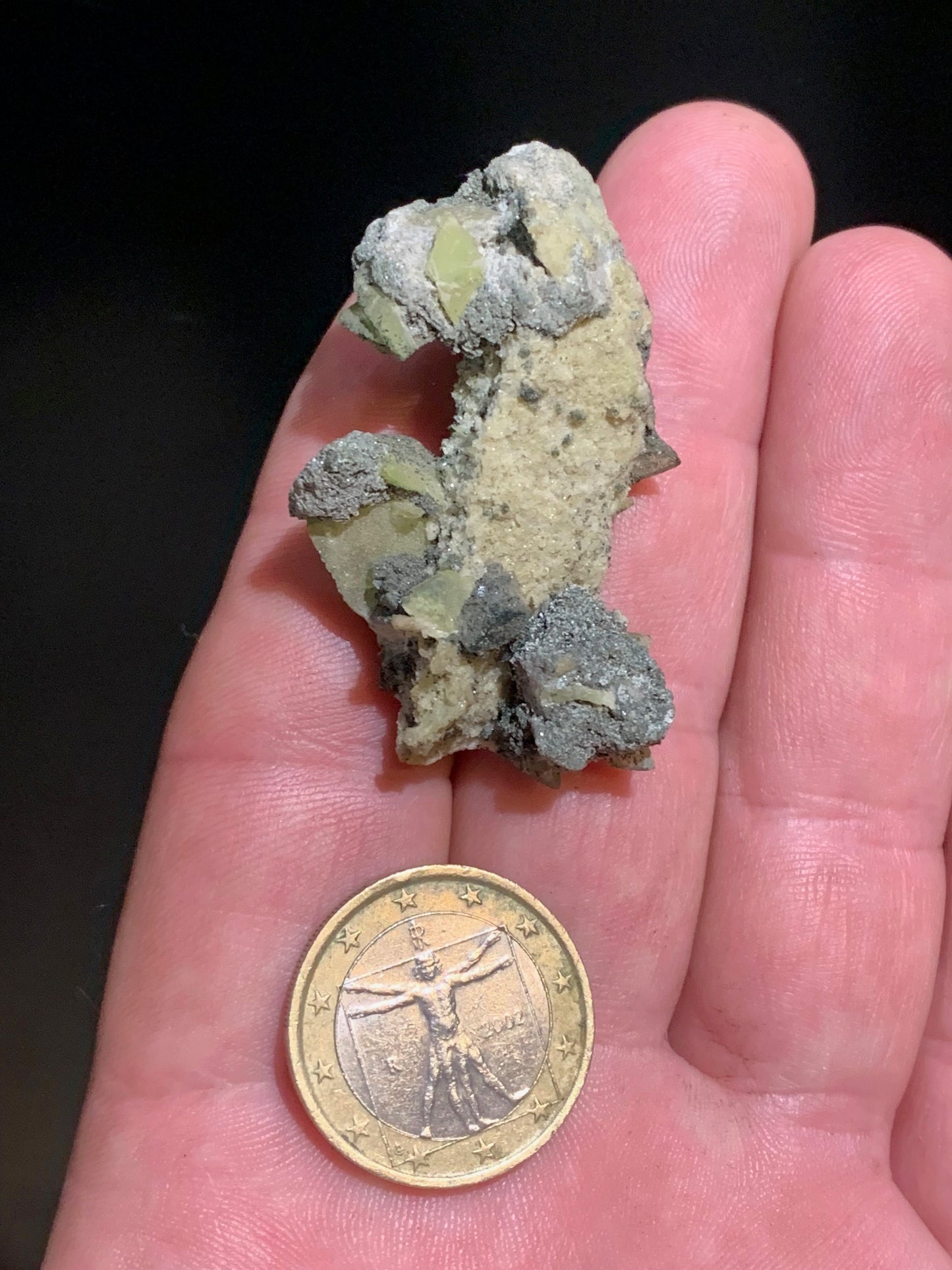 Sphène aussi appelé Titanite, spécimen brut de 47 x 28 x 17 mm - 14,9 gr.