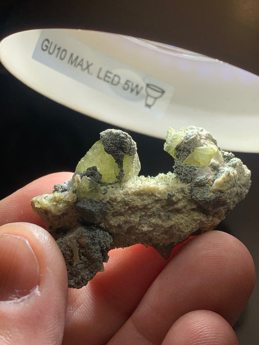 Sphène aussi appelé Titanite, spécimen brut de 47 x 28 x 17 mm - 14,9 gr.