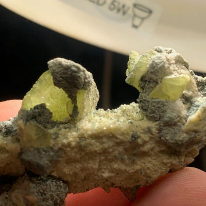 Sphène aussi appelé Titanite, spécimen brut de 47 x 28 x 17 mm - 14,9 gr.