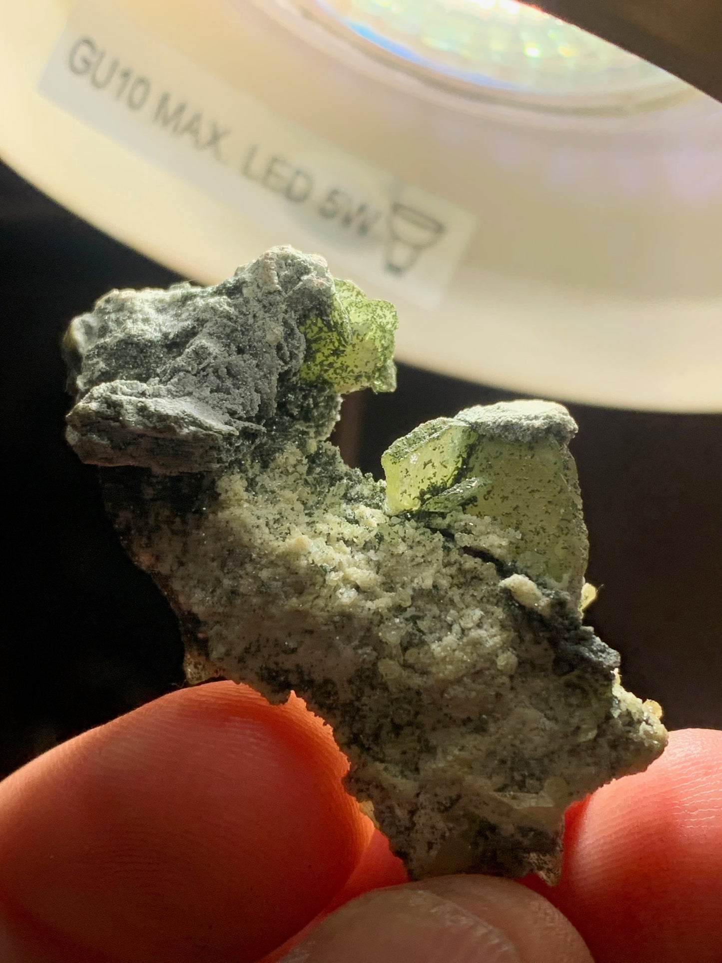 Sphène aussi appelé Titanite, spécimen brut de 47 x 28 x 17 mm - 14,9 gr.