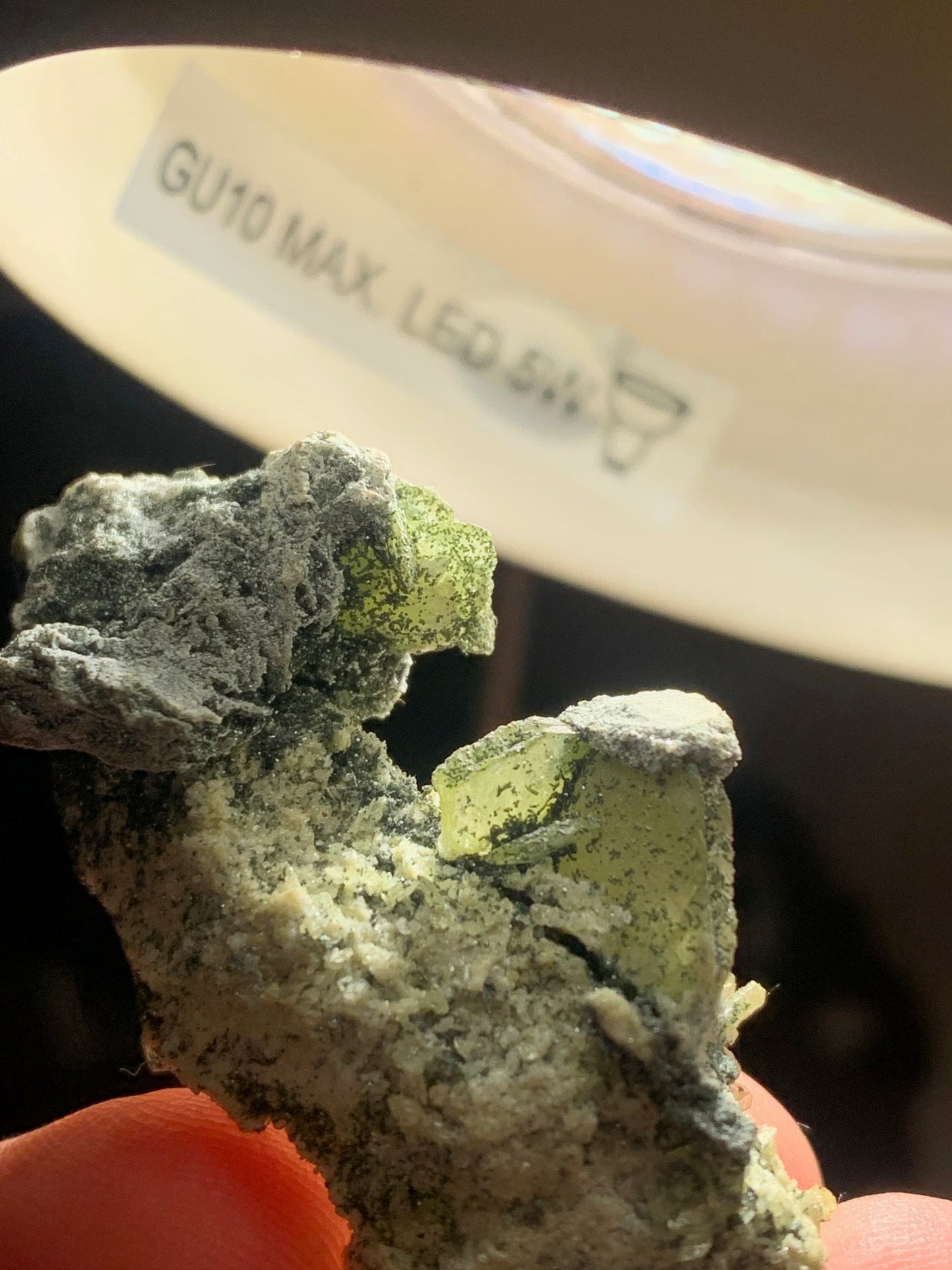 Sphène aussi appelé Titanite, spécimen brut de 47 x 28 x 17 mm - 14,9 gr.