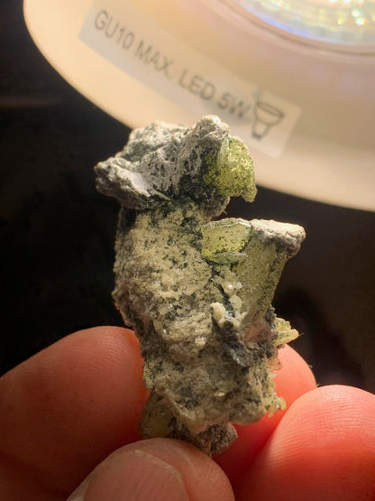 Sphène aussi appelé Titanite, spécimen brut de 47 x 28 x 17 mm - 14,9 gr.