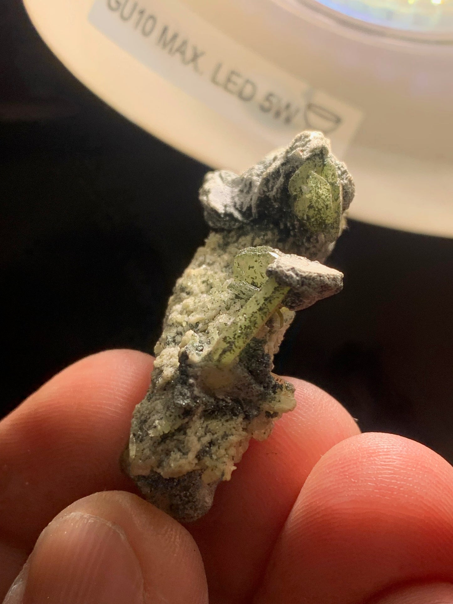 Sphène aussi appelé Titanite, spécimen brut de 47 x 28 x 17 mm - 14,9 gr.