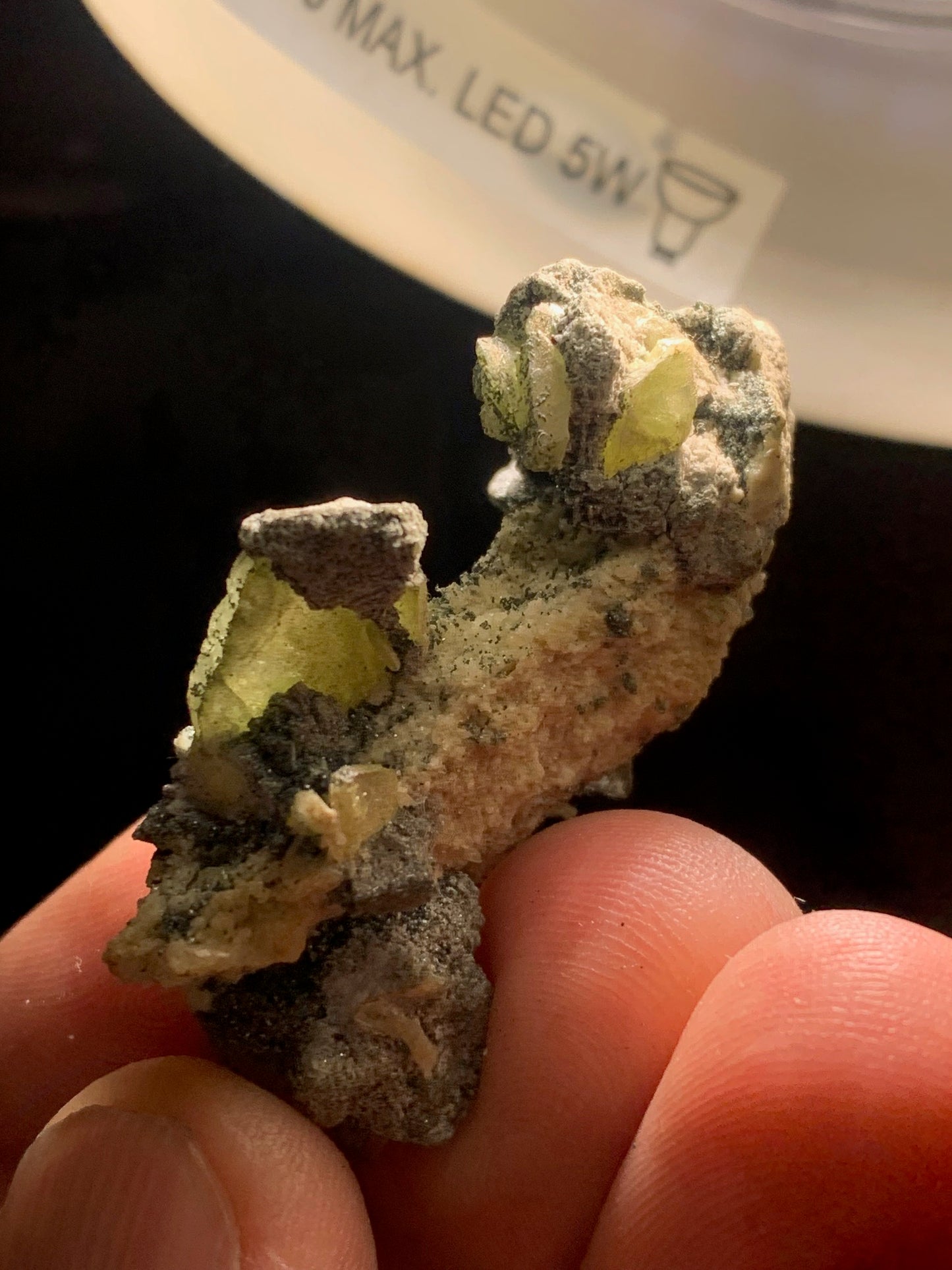 Sphène aussi appelé Titanite, spécimen brut de 47 x 28 x 17 mm - 14,9 gr.