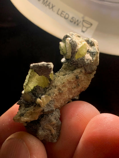 Sphène aussi appelé Titanite, spécimen brut de 47 x 28 x 17 mm - 14,9 gr.