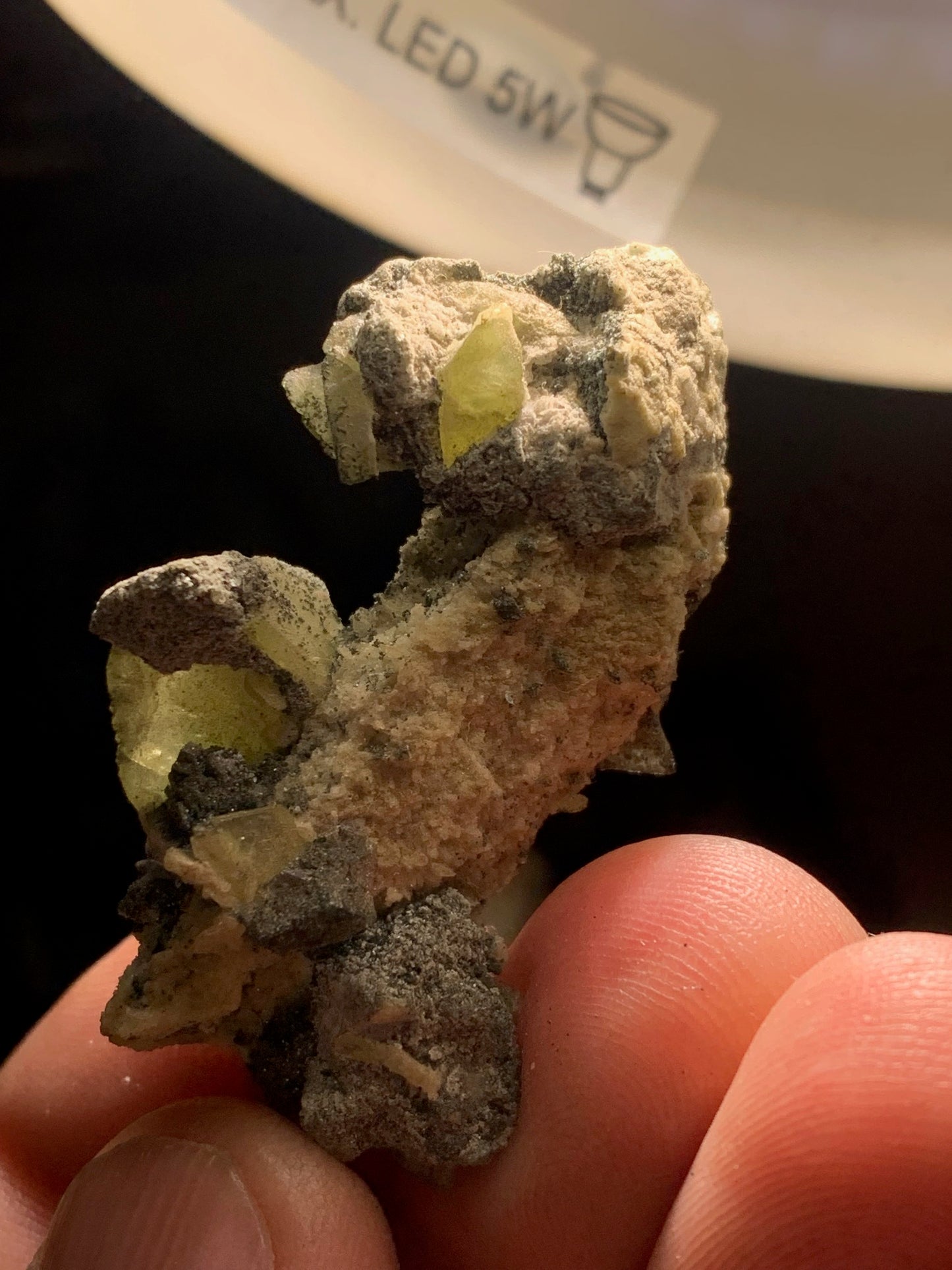 Sphène aussi appelé Titanite, spécimen brut de 47 x 28 x 17 mm - 14,9 gr.