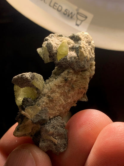 Sphène aussi appelé Titanite, spécimen brut de 47 x 28 x 17 mm - 14,9 gr.