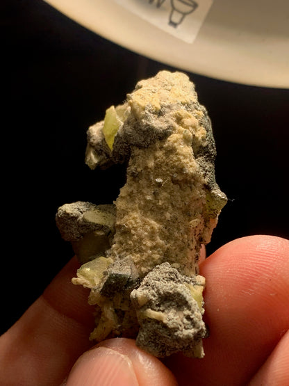 Sphène aussi appelé Titanite, spécimen brut de 47 x 28 x 17 mm - 14,9 gr.