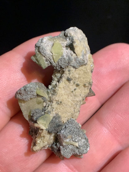 Sphène aussi appelé Titanite, spécimen brut de 47 x 28 x 17 mm - 14,9 gr.