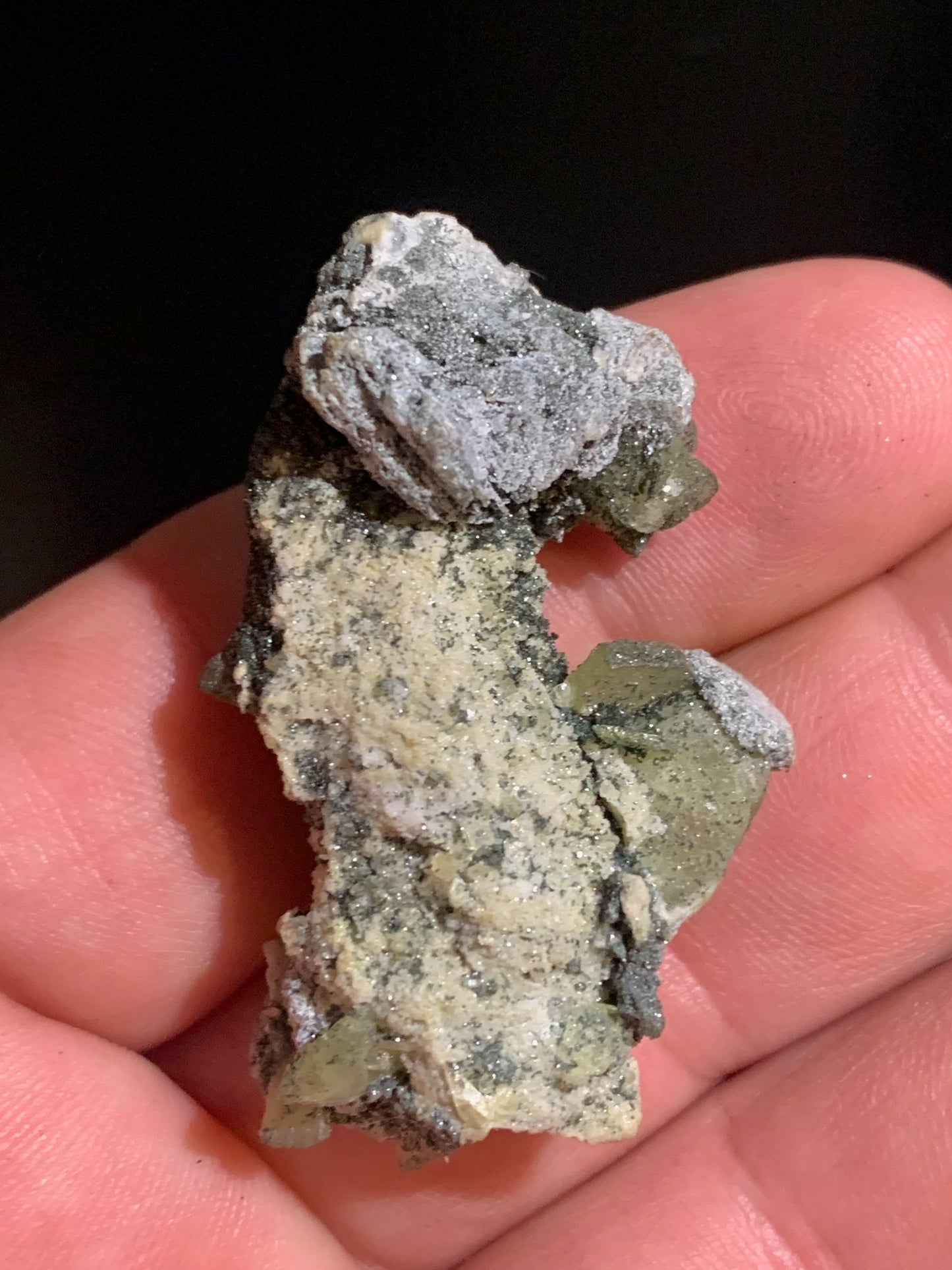 Sphène aussi appelé Titanite, spécimen brut de 47 x 28 x 17 mm - 14,9 gr.