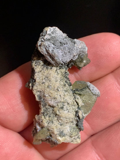 Sphène aussi appelé Titanite, spécimen brut de 47 x 28 x 17 mm - 14,9 gr.