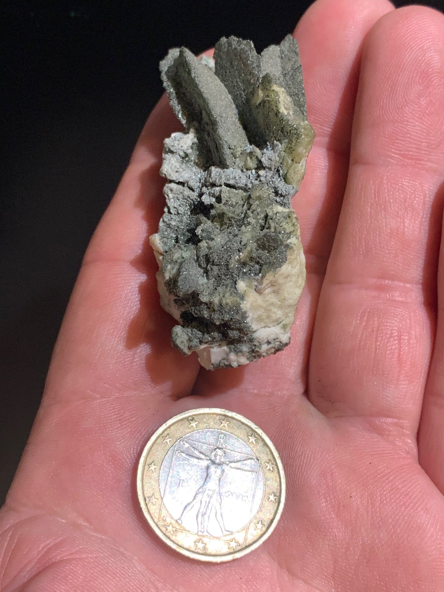 Sphène aussi appelé Titanite, spécimen brut de 57 x 37 x 30 mm - 39 gr.