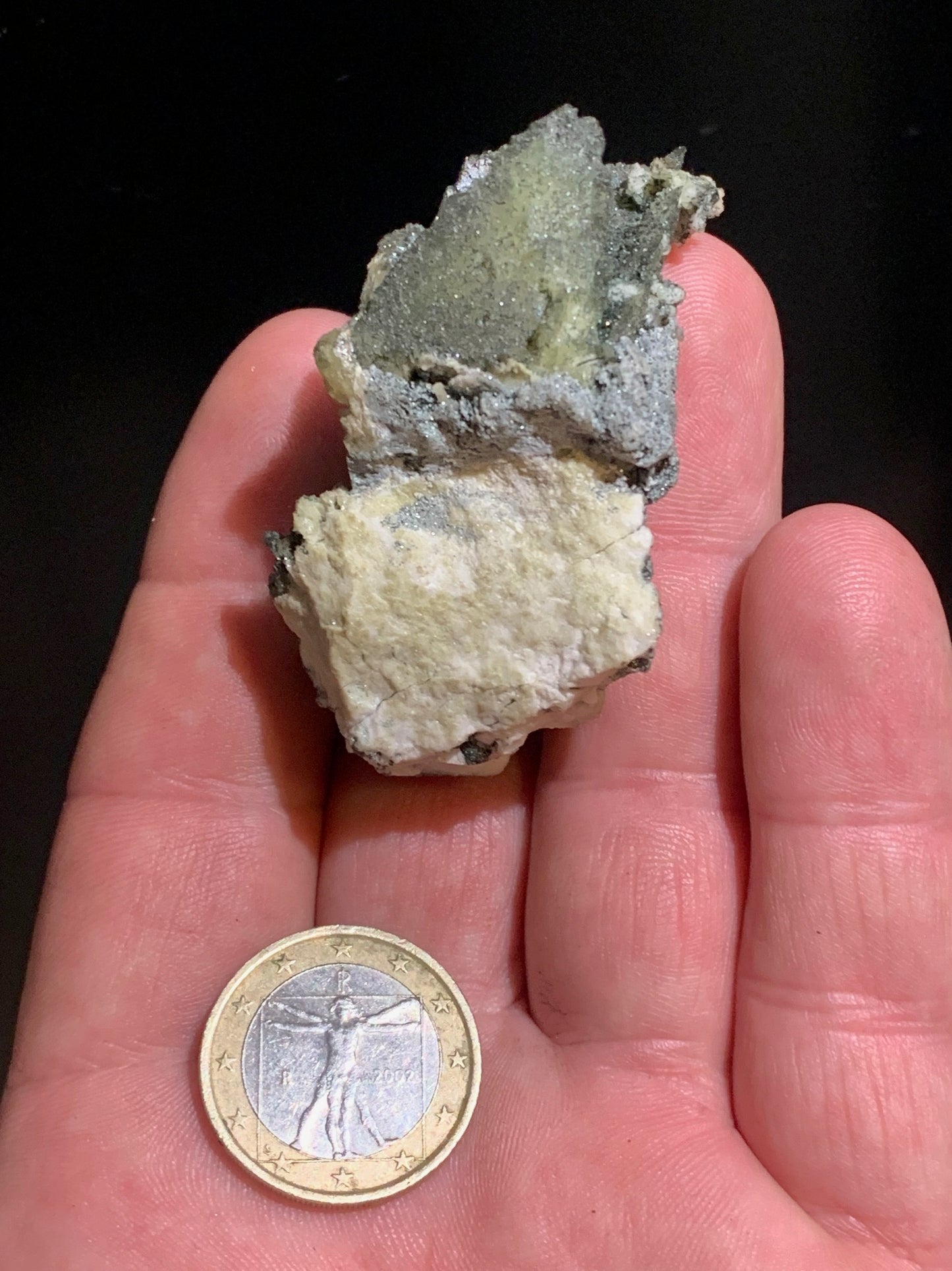 Sphène aussi appelé Titanite, spécimen brut de 57 x 37 x 30 mm - 39 gr.
