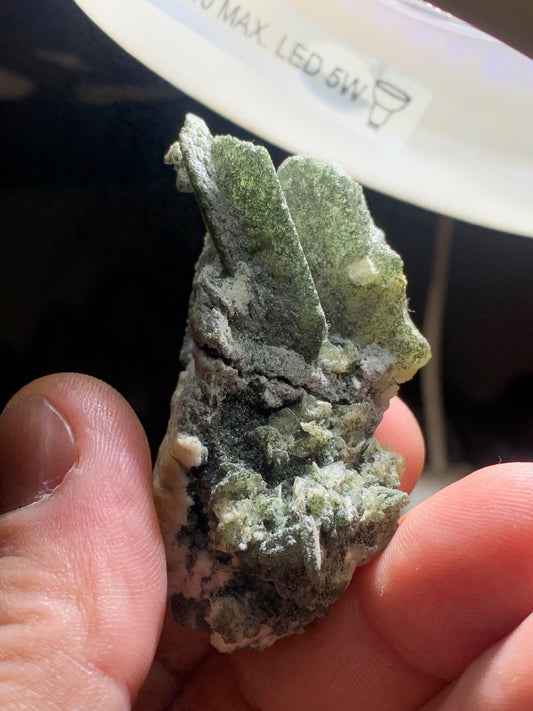 Sphène aussi appelé Titanite, spécimen brut de 57 x 37 x 30 mm - 39 gr.