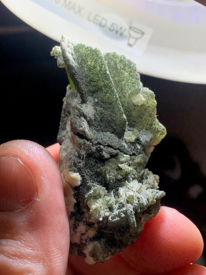 Sphène aussi appelé Titanite, spécimen brut de 57 x 37 x 30 mm - 39 gr.