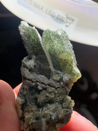 Sphène aussi appelé Titanite, spécimen brut de 57 x 37 x 30 mm - 39 gr.
