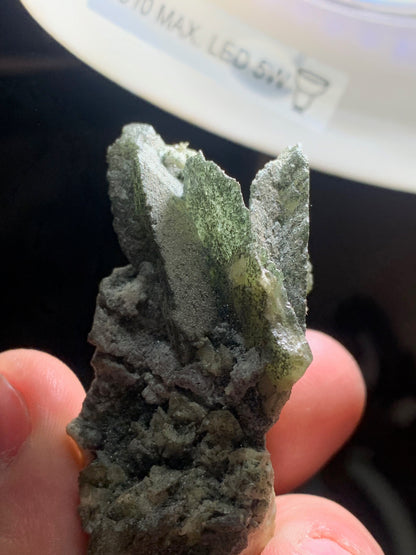 Sphène aussi appelé Titanite, spécimen brut de 57 x 37 x 30 mm - 39 gr.