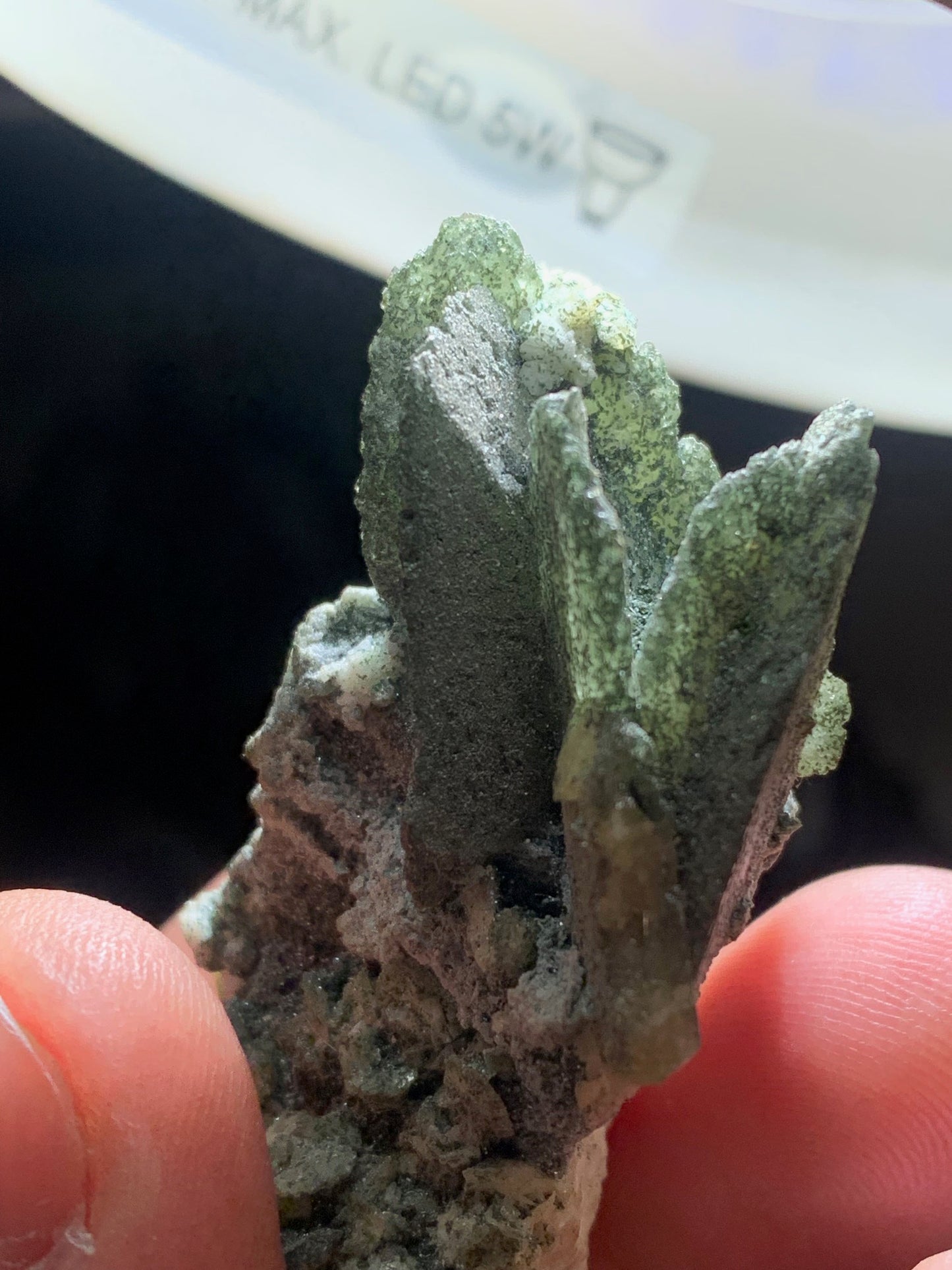 Sphène aussi appelé Titanite, spécimen brut de 57 x 37 x 30 mm - 39 gr.