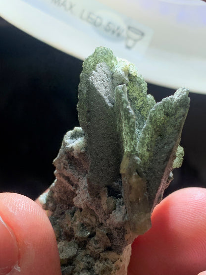 Sphène aussi appelé Titanite, spécimen brut de 57 x 37 x 30 mm - 39 gr.
