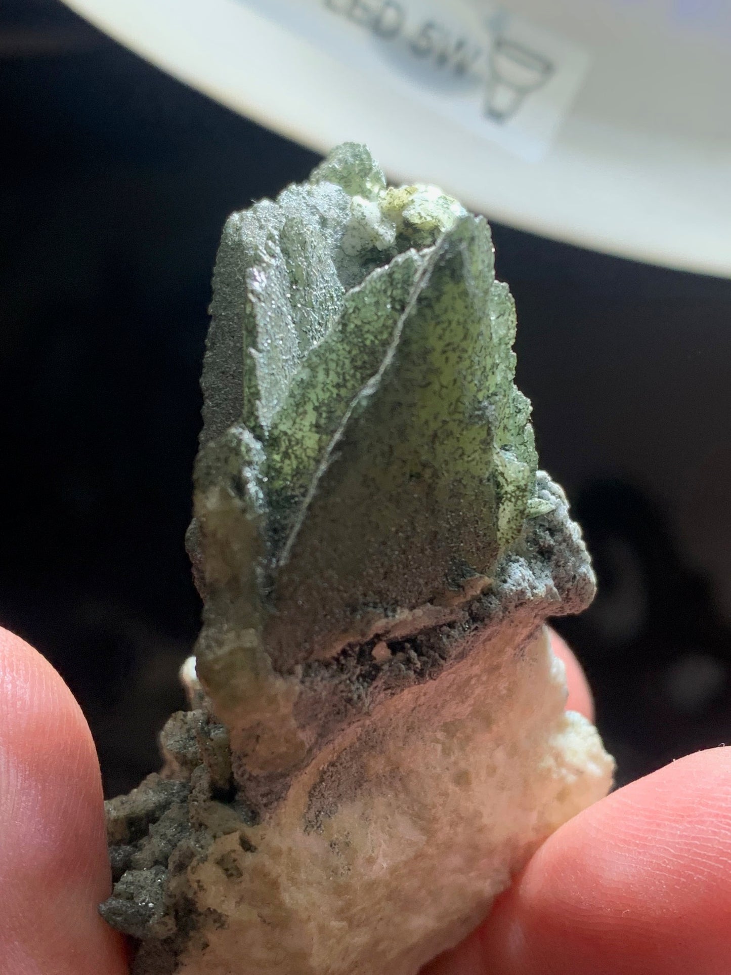 Sphène aussi appelé Titanite, spécimen brut de 57 x 37 x 30 mm - 39 gr.