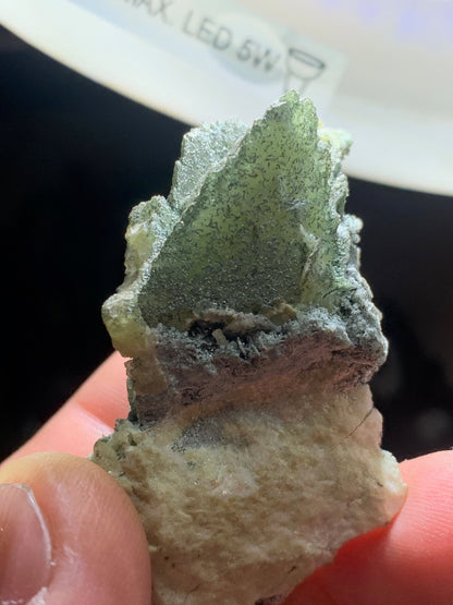 Sphène aussi appelé Titanite, spécimen brut de 57 x 37 x 30 mm - 39 gr.