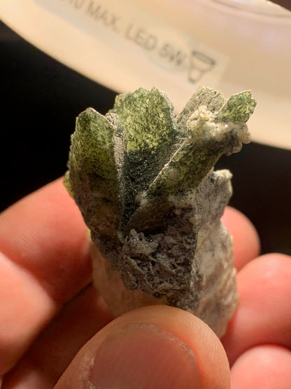 Sphène aussi appelé Titanite, spécimen brut de 57 x 37 x 30 mm - 39 gr.