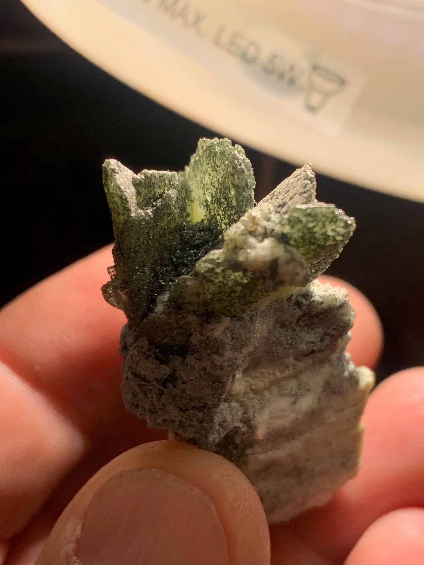 Sphène aussi appelé Titanite, spécimen brut de 57 x 37 x 30 mm - 39 gr.