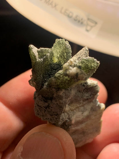 Sphène aussi appelé Titanite, spécimen brut de 57 x 37 x 30 mm - 39 gr.