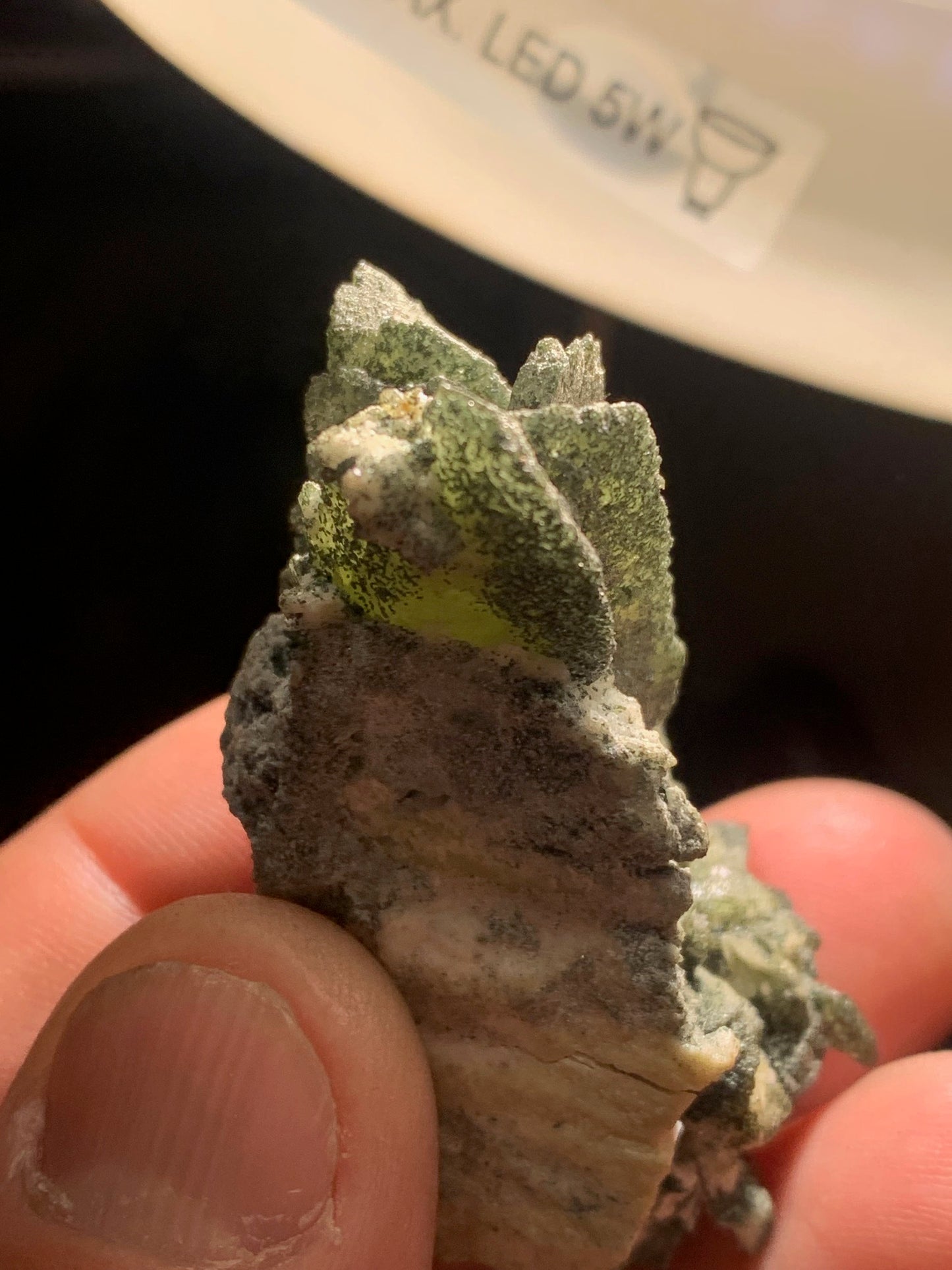 Sphène aussi appelé Titanite, spécimen brut de 57 x 37 x 30 mm - 39 gr.