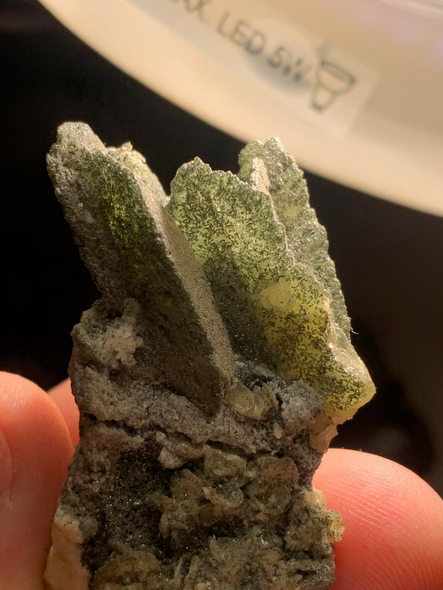 Sphène aussi appelé Titanite, spécimen brut de 57 x 37 x 30 mm - 39 gr.