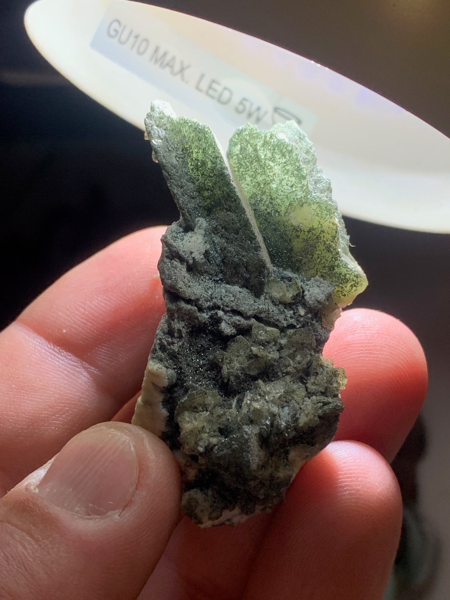 Sphène aussi appelé Titanite, spécimen brut de 57 x 37 x 30 mm - 39 gr.