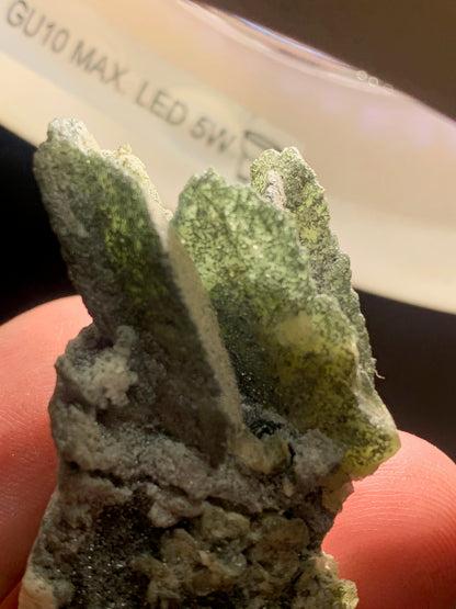Sphène aussi appelé Titanite, spécimen brut de 57 x 37 x 30 mm - 39 gr.