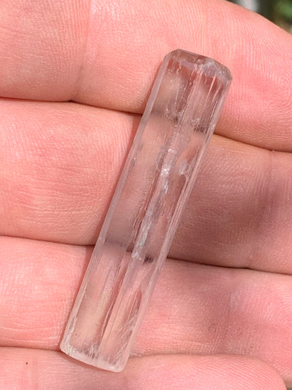 Kunzite, spècimen de 47mm x10 x 9 - 9,5 grammes. Parfait pour la bijouterie, collection, exposition...