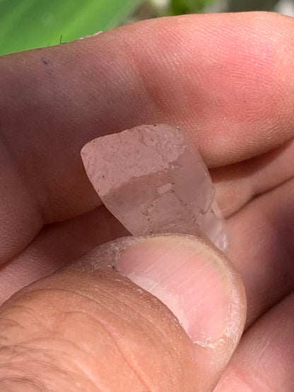 Kunzite, spècimen de 35mm x12 x 8 - 7,3 grammes. Parfait pour la bijouterie, collection, exposition...